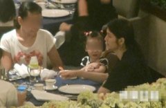 44岁洪欣素颜带儿女吃饭照顾小孩费尽脑筋 44岁洪欣素颜带儿女吃饭照顾小孩费尽脑筋